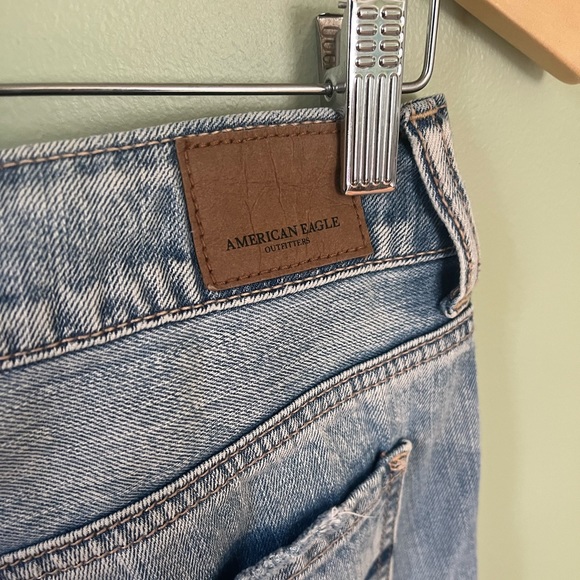 American Eagle Light Wash Denim Ripped Mom Jeans Womens Adult Size 2 - Picture 5 of 6